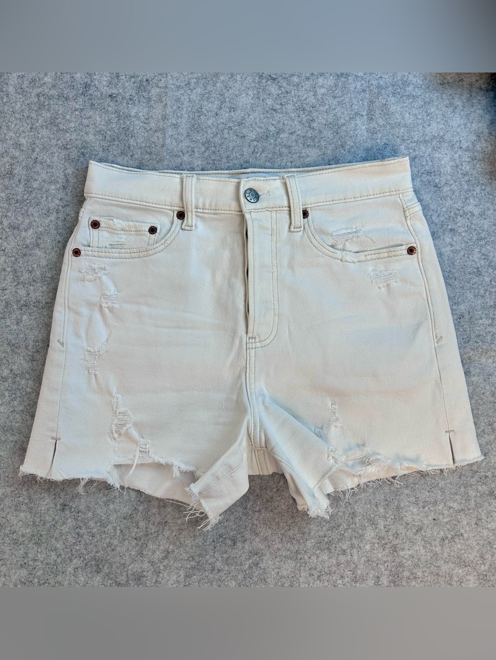 Daze Ivory Distressed Women’s High Rise Stretchy Denim Shorts / Size 27